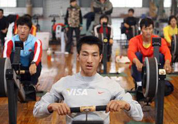 중국 조정 대표선수들이 훈련을 받고 있다. 이들은 베이징 올림픽 금메달을 목표로 하루 10시간 이상, 1년 365일 하루도 쉬지 않고 강도 높은 훈련을 받고 있다. 사진 제공 뉴욕타임스