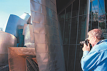 생애 마지막 연출작 ‘프랭크 게리의 스케치’에서 시드니 폴락은 건축가 게리의 공간에서 자유로운 상상력을 만끽했다. 게리가 설계한 스페인 빌바오 구겐하임 미술관을 촬영하고 있는 폴락. 사진 제공 소니픽처스클래식