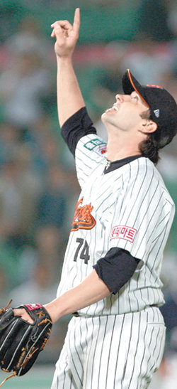 “공 떴다… 잡아라”롯데 선발투수 마티 매클레리가 2-0으로 앞선 7회초 1사 후 두산 고영민의 타구가 내야에 높이 뜨자 방향을 가리키며 포수 강민호에게 잡을 것을 주문하고 있다. 매클레리의 호투를 앞세운 롯데는 3연승을 달리며 27일 만에 단독 2위가 됐다. 부산=연합뉴스