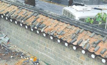 1일 새벽 미국산 쇠고기 수입 반대 시위 과정에서 훼손된 경복궁 서쪽 담장. 문화재청은 1일 오전 훼손된 기와를 새 기와로 교체했다. 사진 제공 문화재청