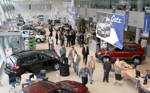 러시아 모스크바의 현대자동차 \'롤프\' 딜러점에 고객들의 발길이 줄을 잇고 있다. 현대차 러시아 딜러점 중 최대 규모인 이곳에서는 하루 평균 10대의 자동차가 팔리고 있다.동아일보 석동빈기자