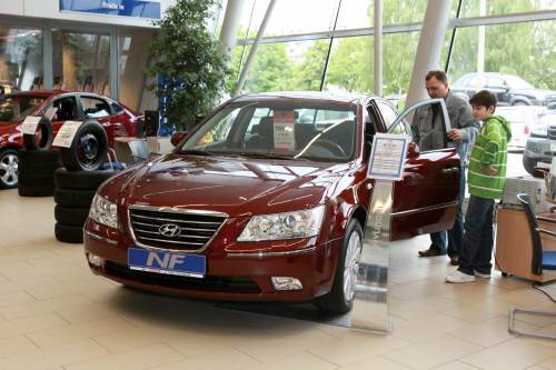 러시아 모스크바의 현대자동차 ‘롤프’ 딜러점을 찾은 한 고객이 아들과 함께 쏘나타를 관심 깊게 살펴보고 있다. 현대차 러시아 딜러점 중 최대 규모인 이곳에서는 하루 평균 10대의 자동차가 팔리고 있다.동아일보 석동빈기자