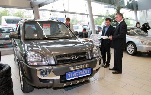 러시아 모스크바의 현대자동차 ‘롤프’ 딜러점을 찾은 한 고객이 아들과 함께 쏘나타를 관심 깊게 살펴보고 있다. 현대차 러시아 딜러점 중 최대 규모인 이곳에서는 하루 평균 10대의 자동차가 팔리고 있다.동아일보 석동빈기자