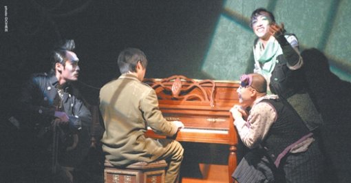 연극 ‘환상동화’에서 피아노를 연주하고 있는 주인공 한스(이현배 씨). 사진 제공 이다엔터테인먼트