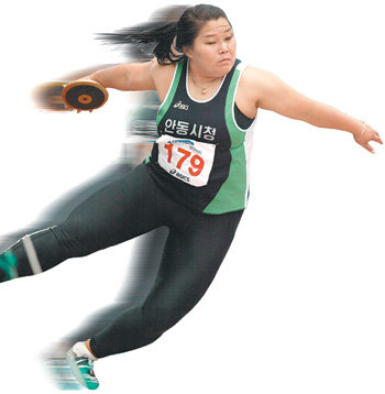 전국육상경기선수권대회 여자 원반던지기에서 이연경이 회전 동작으로 원심력을 증가시키고 있다. 그는 53.22m를 던져 24년 만에 한국기록을 경신했다. 대구=양종구  기자