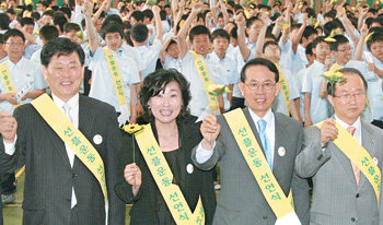 악플에 대항하는 선플달기 선언식이 4일 제주시 제주중앙중에서 열렸다. 이날 전국에서 처음으로 선플방 1호가 탄생했다. 왼쪽부터 양성언 제주도교육감, 지복희 참사랑실천학부모회 제주도지부장, 민병철 대표, 유덕상 제주도 환경부지사. 사진 제공 선플달기국민운동본부