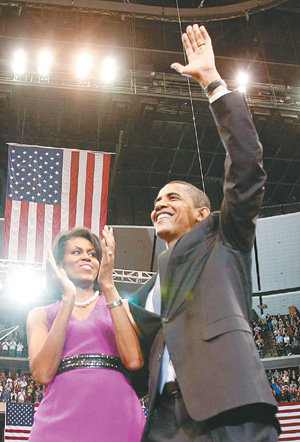 “고맙습니다” 민주당 버락 오바마 상원의원(오른쪽)이 3일 저녁 미네소타 주 세인트폴에서 민주당 경선 승리를 선언한 뒤 부인 미셸 씨와 함께 지지자들의 환호에 답하고 있다. 세인트폴=AFP 연합뉴스