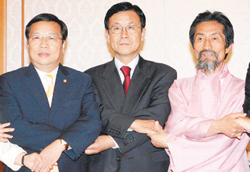 野3당, 국회개원 거부 통합민주당 원혜영(가운데), 자유선진당 권선택(왼쪽), 민주노동당 강기갑 원내대표가 4일 국회 귀빈식당에서 이명박 대통령의 쇠고기 재협상 선언이 있을 때까지 18대 국회의 개원을 연기하기로 합의했다며 손을 맞잡아 연대를 과시하고 있다. 안철민 기자