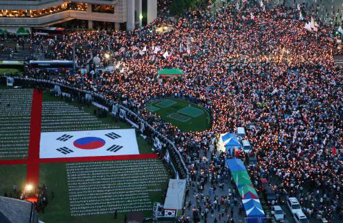 5일 오후 미국산 쇠고기 수입반대 촛불문화제에 참가한 시민들이 서울 시청앞 도로에서 남대문 방향으로 행진을 하고 있다. 김미옥 기자