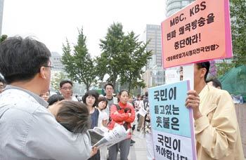 한 40대 남성이 6일 서울 중구 서울 파이낸스센터 앞에서 미국산 쇠고기 수입과 관련한 촛불집회에 반대하는 1인 시위를 하고 있다. 그는 촛불집회 참석자들과 논쟁을 벌이기도 했다. 홍진환 기자