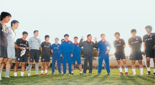 한국축구대표팀이 요르단 암만 인근의 알살트 축구장에서 슈팅 연습과 미니 게임 등으로 땀을 흘린 뒤 허정무 감독(가운데 손 든 사람)의 지시를 듣고 있다. 중동의 강렬한 태양을 등지고 선 표정이 진지하다. 암만=연합뉴스
