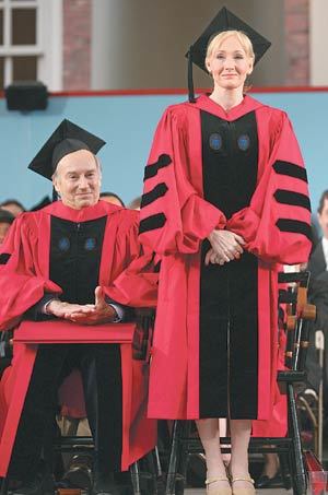 5일 열린 미국 하버드대 제357회 졸업식에서 ‘해리포터’의 작가 조앤 롤링(오른쪽)이 명예문학박사 학위를 받았다. 케임브리지=AFP 연합뉴스