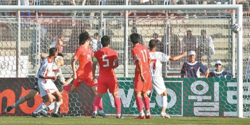 골대 ‘꽝’… 아찔한 순간한국축구가 요르단과의 경기에서 1-0으로 이기기는 했지만 내용 면에서 실망스러운 모습을 보였다. 전반 37분 요르단 압델 파타의 헤딩슛이 골포스트에 맞고 튕겨 나오고 있다. 암만=연합뉴스