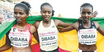 에티오피아의 티루네시 디바바(오른쪽)가 육상 여자 5000m에서 세계신기록을 세운 뒤 함께 레이스를 펼친 동생 겐제베(가운데), 언니 에제가예후와 국기를 두른 채 포즈를 취하고 있다. 오슬로=EPA 연합뉴스