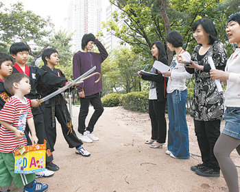 5일 오후 서울 양천구 목동 SBS 건물 앞에서 ‘놀라운 대회 스타킹’ 지원자들(왼쪽)이 작가에게 자신의 장기를 하나씩 보여주고 있다. 김재명 기자