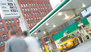 미국의 한 운전자가 8일 뉴욕 BP 주유소에서 차량에 기름을 넣고 있다. 갤런당 4달러를 훌쩍 넘은 사상 최고의 유가로 인해 많은 운전자가 대중교통을 이용하기 시작했다. 뉴욕=로이터 연합뉴스