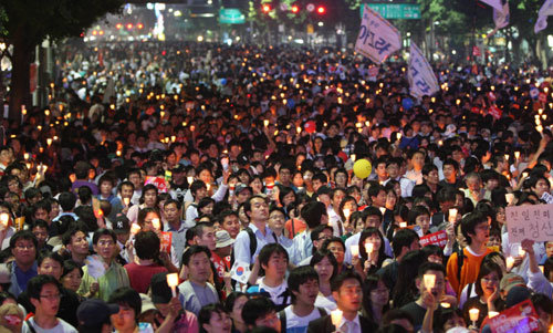10일 저녁 서울 세종로 일대에서 열린 6.10항쟁 촛 불집회 참석자들이 집회가 끝난 후 서대문로를 이용해 청와대로 향하고 있다. [연합]