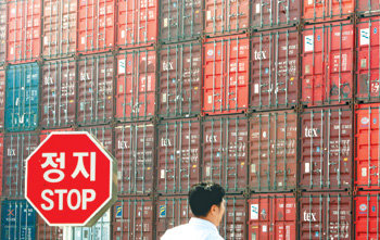 층층이 쌓인 컨테이너화물연대의 총파업이 하루 앞으로 다가온 12일 경기 평택항에는 운송되지 못한 채 층층이 쌓인 수많은 컨테이너가 파업이 가져올 여파를 짐작하게 했다. 평택=변영욱 기자