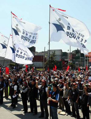 화물연대 조합원 1000여 명이 13일 국내 최대 컨테이너 부두인 부산항 신선대 기지에서 결의대회를 열고 있다. 전경들이 배치돼 만약의 불상사에 대비했다. 부산=연합뉴스