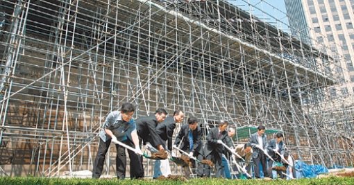 13일 오후 3시 숭례문 화재복구 현장에서 발굴 조사 개토제에 참석한 이건무 문화재청장(왼쪽에서 다섯번째) 등이 발굴 시작을 알리는 첫 삽을 뜨고 있다. 김미옥 기자