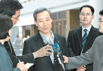 어깨 무거운 출국 김종훈 통상교섭본부장이 13일 미국산 쇠고기 수입과 관련해 추가 협상을 하기 위해 미국으로 떠나기 전 인천공항 출국장에서 기자들의 질문을 받고 있다. 인천=신원건 기자