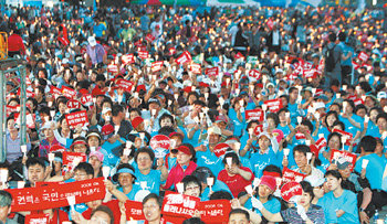 “끝까지 간다” 13일 서울시청 앞 서울광장에서는 1만5000여 명(경찰 추산)의 시민이 참석한 가운데 미국산 쇠고기 수입반대 촛불집회가 열렸다. 참석자들은 2002년 주한미군 장갑차에 치여 숨진 효순 미선 양 추모집회도 함께 열었다. 김미옥  기자