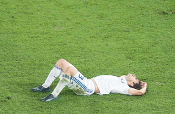 그리스의 크리스토스 파차조그루가 러시아에 0-1로 진 뒤 그라운드에 드러누워 허망한 듯 하늘을 응시하고 있다. 지난 대회 우승팀 그리스는 조별 리그에서 2연패로 8강 탈락이 확정됐다. 잘츠부르크=로이터 연합뉴스