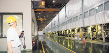 막힌 물류, 멈춘 공장“생산현황 0.” 화물연대 총파업 3일째를 맞은 15일 오후 충남 서천군 장항읍 한솔제지에서는 인쇄용지의 수출입 물량수송이 막혀 공장 가동이 중단됐다. 한 직원이 생산라인의 가동 상태를 알려주는 계기반(단위: MPM)에 ‘0’이라 적힌 숫자를 바라보고 있다. 서천=박영철 기자