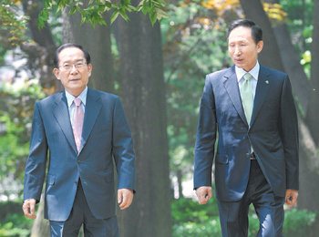 이명박 대통령(오른쪽)이 15일 청와대에서 이회창 자유선진당 총재와 오찬 장소인 상춘재로 가기 위해 녹지원 길을 걷고 있다. 이종승 기자