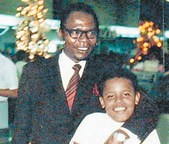 버락 오바마 미국 상원의원이 13세 때인 1974년경 하와이 호놀룰루 공항에서 생부를 만났을 때 찍은 사진. 두 살 때 부모의 이혼을 겪어야 했던 오바마 의원은 이때 생부와 처음이자 마지막으로 만났다. 동아일보 자료 사진