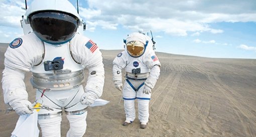 2020년경 달 탐사를 하게 될 미래의 우주인을 묘사한 가상도. 헬멧 속에 식량을 비축하고 있어 1주일 동안 계속 우주선 밖에 머무를 수 있다. 사진 출처 스페이스닷컴