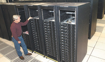 미국 뉴욕 주 퍼킵시 시 IBM연구단지에서 최종 납품 테스트를 거치고 있는 세계 최초의 페타플롭급 슈퍼컴퓨터 ‘로드러너’의 모습. 냉장고 크기의 278개 서버(컴퓨터)를 수만 줄의 케이블로 상호 연결해 가동한다. 사진 제공 IBM