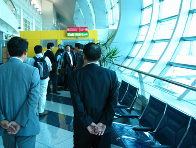 작년 9월 국정원장(오른쪽)과 ‘선글라스맨’이 비행기에 오르는 한국인 인질들을 바라보고 있다. 나성엽 기자