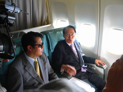작년 9월, 두바이-서울 대한항공 기내에서 국정원장(오른쪽)과 ‘선글라스맨’. 나성엽 기자