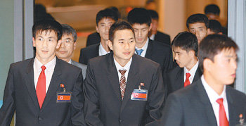 북측은 한밤에 도착 정대세(가운데) 등 북한축구대표팀이 19일 2010년 남아프리카공화국 월드컵 아시아 지역 3차 예선 남북전을 위해 인천공항을 통해 입국하고 있다. 인천=원대연  기자