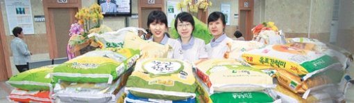 힘찬병원이 인천 부평에 제3병원을 개원하면서 화환 대신 쌀을 받아 가정 형편이 어려운 수술 환자들에게 나눠주고 있다. 16일 개원 이후 3일 동안 3000kg 분량의 쌀이 들어왔다. 사진 제공 부평 힘찬병원