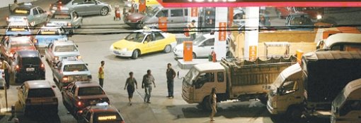 “인상 전에 기름 넣자” 밤샘 주유 행렬중국 정부는 20일 0시부터 기름값을 대폭 인상한다고 19일 밤 전격적으로 발표했다. 발표가 나오자 중국 각지에서는 값이 오르기 전에 기름을 넣으려는 차들이 주유소로 몰려들었다. 후베이 성 우한에 있는 한 주유소 앞에 차량이 장사진을 이루고 있다. 우한=로이터 연합뉴스