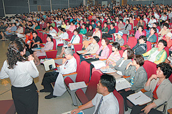 동아일보와 서울아산병원이 건강강좌 200회 기념으로 기획한 ‘암 특강’ 중 여성 암 강의가 열린 19일 서울아산병원에서 많은 참석자가 강의에 열중하고 있다. 사진 제공 서울아산병원