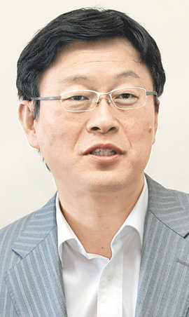 언론학자인 류춘렬 국민대 교수는 22일 동아일보와의 인터뷰에서 “남의 입을 막고 자신의 의견을 강요하는 것은 사라져야 한다”며 최근 일부 세력의 메이저신문 광고주 협박 행위를 비판했다. 김경제 기자