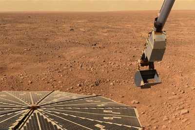 화성에 착륙한 피닉스가 삽질하는 모습. 로봇 팔에 연결된 삽으로 화성 흙을 퍼서 분석장치에 담는다. [사진제공 NASA]