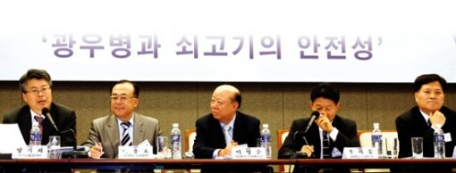 5월8일 서울 중구 프레스센터에서 열린 ‘광우병과 쇠고기의 안전성’` 토론회에서 우희종 교수(오른쪽에서 두 번째)가 토론을 하고 있다.
