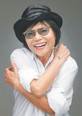 데뷔 35주년을 기념해 1인 춤극을 선보이는 무용가 홍신자 씨.