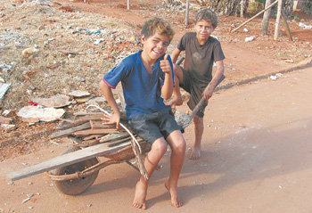 브라질의 소도시 이타페바 변두리의 빈민촌인 산타마리아 마을. 쓰레기 매립장 옆에 자리잡은 마을의 아이들은 종이나 페트병 등 재활용품을 주워 생활에 보탠다. 이타페바=홍수영 기자