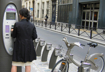 지난해 7월 15일 첫선을 보인 프랑스 파리의 공공 자전거 벨리브. 30분 이내 사용은 무료인 이 자전거는 5월 평균 하루 이용객이 50만 명에 이를 정도로 인기를 끌고 있다. 하지만 시스템 오작동, 시내 편중 현상, 사고 등 부작용도 있다. 파리=황인찬 기자