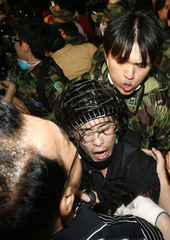 26일 새벽 서울 종로구 광화문일대에서 촛불집회 시위자들이 경찰을 포위해 헬멧과 방패를 빼앗은 후 이동시키고있다. 김재명 기자