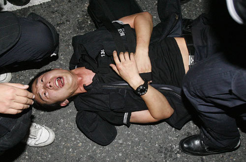 26일 새벽 서울 종로구 광화문일대에서 촛불집회 시위자들이 경찰을 포위해 헬멧과 방패를 빼앗으려 하고있다. 김재명 기자