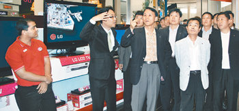 LG전자의 박준수 노조위원장(앞줄 오른쪽)과 김영기 부사장(오른쪽에서 두 번째) 등 노사 대표들이 아랍에미리트 두바이의 ‘에미리트 몰’ 전자제품 코너를 둘러보고 있다.