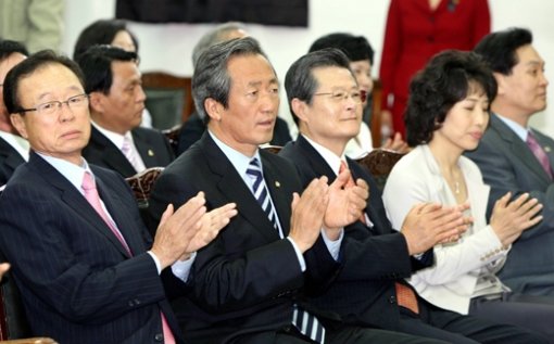 나란히 앉았지만…한나라당 전당대회에 출마한 박희태, 정몽준, 허태열, 김성조 후보 부인 조영심 씨, 공성진 후보(앞줄 왼쪽부터)가 26일 한나라당 경북도당에서 열린 간부임명식에 참석해 박수를 치고 있다. 대구=연합뉴스