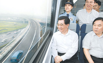 베이징 교통 점검 나선 후진타오후진타오 중국 국가주석(왼쪽)이 25일 베이징의 교통체계를 점검하기 위해 고속열차를 탔다. 베이징 올림픽 준비가 막바지에 이르면서 후 주석은 베이징을 찾은 관광객들이 도로와 열차, 공항을 이용하는 데 불편함이 없도록 만전을 기할 것을 공무원들에게 지시했다. 베이징=로이터 연합뉴스