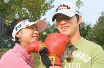 결혼을 약속한 여자골프 스타 김미현(왼쪽)과 유도 스타 이원희가 27일 US여자오픈 골프대회 1라운드를 마친 뒤 필드에서 다정한 모습을 보이고 있다. 에디나=김종석  기자